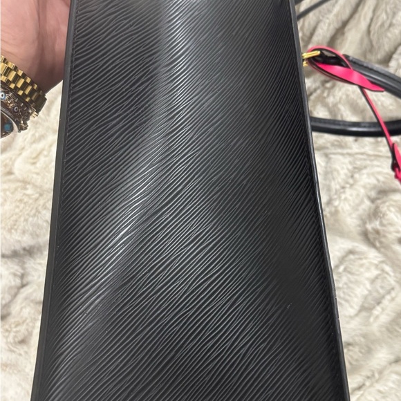 AUTHENTIC Louis Vuitton Black/Fuchsia Epi On The Go MM - Picture 6 of 16
